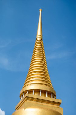 Bangkok, Tayland 'daki Grand Palace' da bulunan Altın Stupa 'nın (Phra Si Ratana Chedi) kulesi..