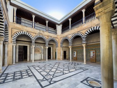 Tunus 'un Kairouan kentindeki Sidi Abid el Ghariani mozolesinin açık avlusuna bakan bir manzara. Şehir, UNESCO 'nun dünya mirası ve İslam' ın dördüncü kutsal yeri..