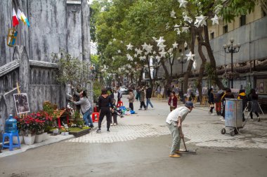 İnsanlar Hanoi, Vietnam 'daki St. Joseph Katedrali' nin dekorasyonu ve yenilenmesi için çalışıyorlar..