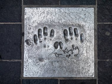 Ünlü İngiliz aktör Sir Ben Kingsley 'in el izi Fransa' nın Cannes kentindeki The Alle des Toiles (Yıldızlar Bulvarı) kaldırımında bulundu.. 
