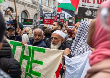 Londra, İngiltere. 14 Ekim 2023: İsrail 'in Gazze' ye ve İngiltere 'nin Londra kentinde özgür bir Filistin' e yönelik saldırılarına karşı düzenlenen gösteride pankartlar, pankartlar, bayraklar ve bayraklar taşıyan Filistinli protestocular.