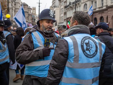 Londra, İngiltere. 26 Kasım 2023: Bir Metropolitan polis memuru, Hamas 'ın Gazze' de rehin aldığı Hamas 'a destek amacıyla İsrail yanlısı 