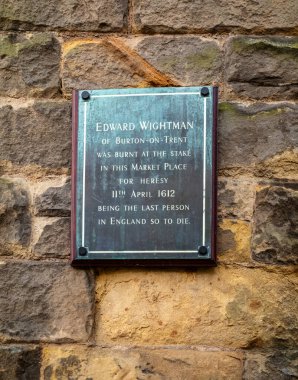 Lichfield Pazar Meydanı 'ndaki St Mary Kilisesi' nin duvarında 1612 'de İngiltere' de kazığa bağlanıp diri diri yakılan son kişi olan Edward Wightman 'a bir plaket..