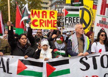 Londra / İngiltere - 21 Ekim 2023: Filistin yanlısı protestocular, İsrail 'in Londra' nın orta kesimindeki Gazze saldırılarına karşı düzenlenen bir gösteride bağırıp pankart tutuyorlar..