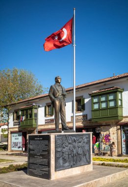 Çağdaş Türkiye 'nin kurucusu Mustafa Kamal Atatürk' ün bronz heykeli, Türkiye 'nin Antalya ilinin Antalya ilçesindeki bir meydanda bayrak direğinin yanında duran büyük granit kamışı üzerinde duruyor (Türkiye))