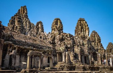 Angkor Thom 'un içindeki antik Bayon Tapınağı. Kamboçya' nın Angkor şehrinde, taşa kazınmış dev yüzleriyle..