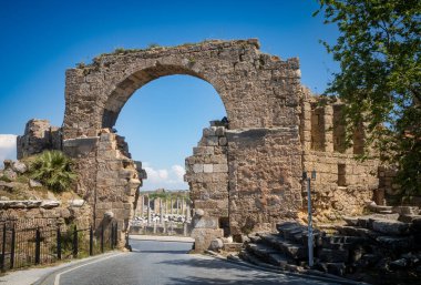 Türkiye 'nin Antalya ilinin Yan kesimindeki Anıtsal Kapı manzarası. Milattan sonra 1. yüzyılda Roma İmparatoru Vespasian döneminde inşa edilmiştir.