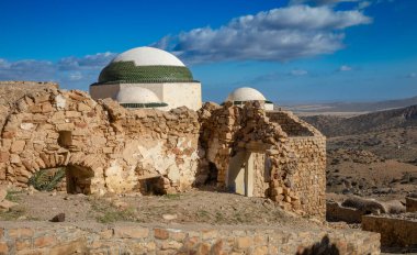 Tunus 'un terk edilmiş Berber köyü Zriba El Alia (Zriba Olia)' daki korunmuş cami.