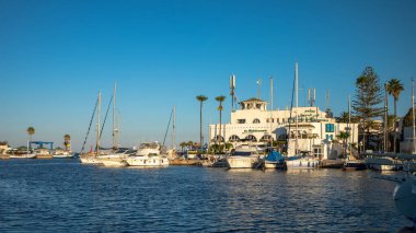 Tunus 'taki Port El Kantaoui limanındaki marinaya bakan Le Mediterranee Restoranı.