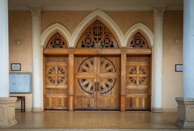 Kontum İyonu 'ndaki Katolik Phuong Nghia Kilisesi' nin önüne entrika ile oyulmuş ahşap kapılar Vietnam 'ın Orta İskoçya' sı..