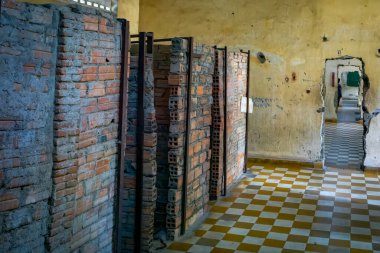 Kamboçya 'nın Phnom Penh kentindeki eski sınıfları kötü şöhretli Tuol Sleng S-21 işkence ve soykırım cezaevi müzesine bağlayan beton duvarları yumrukladı.