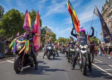 Londra / İngiltere - 29 Haziran 2024: Lezbiyenler Londra 'da düzenlenen yıllık Onur Yürüyüşünde motosiklet sürerler. Kutlama, LGBTQ + topluluklarından insanları bir araya getiriyor.