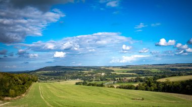 South Downs Ulusal Parkı boyunca Amberley, West Sussex, İngiltere 'ye doğru bir manzara..