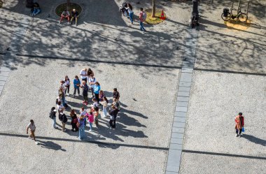 Bir grup öğrenci Fransa, Paris 'teki Pompidou Merkezi' nin dışında Georges Pompidou Meydanı 'nda bir öğretmen ve tur rehberini dinliyor.