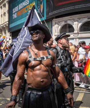 Londra / İngiltere - 29 Haziran 2024: Londra 'daki geleneksel Onur Yürüyüşü' nde siyahi bir eşcinsel Leatherman. Kutlama, LGBTQ + topluluklarından insanları bir araya getiriyor.