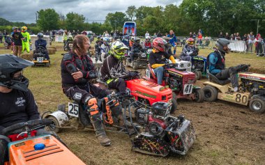 Sürücüler yarış çim biçme makinelerinde otururken Le Mans stili İngiliz Çim biçme Yarışı Derneği dayanıklılığı BLMRA 500 Billingshurst, West Sussex, İngiltere 'de başlangıç pozisyonlarını bekliyorlar.