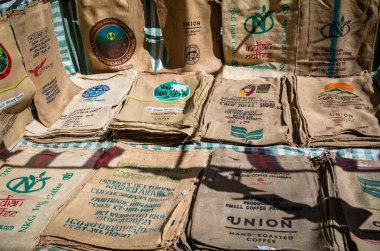 Brick Lane Market, Londra, İngiltere 'de dünyanın dört bir yanından satılık kahve torbaları.