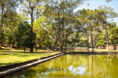 Kamboçya 'daki Angkor' da cüzzamlı kralın evinin arkasındaki harabe Kraliyet Sarayı 'nda eski Kraliyet Hamamları..