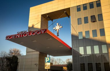 İtalya, Milan 'daki modern Scientology Kilisesi' nin ana girişi..
