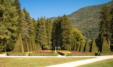 Fransız Devrimi Müzesi, Vizille, Fransa 'nın resmî bahçelerinde büyük bir heykelin yanından geçen manzara..