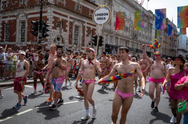 Londra / İngiltere - 29 Haziran 2024: Londra Orca eşcinsel yüzme kulübü üyeleri Londra 'da düzenlenen yıllık Onur Yürüyüşü' nde mayo giydiler. Kutlama, LGBTQ + topluluklarından insanları bir araya getiriyor.