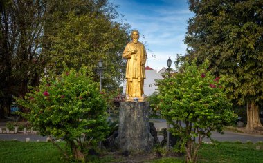 Vietnam 'ın Orta Highlands Kontum' daki Kontum Katedrali 'nin topraklarındaki Kontum Diosesi' nin ilk piskoposu Monsenyör Jannin Phuoc 'un altın heykeli.