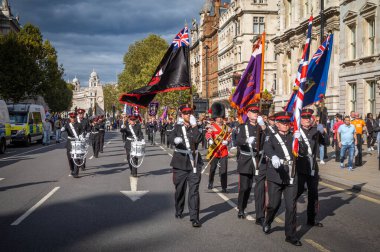 İrlandalı Protestan paramiliter Ulster Gönüllü Kuvvetleri 'nin (UVF) üyeleri Londra, Whitehall' daki Cenotaph savaş anıtının önünden geçtiler.
