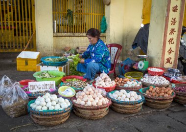 Orta yaşlı bir kadın satıcı, Vietnam 'ın orta dağlık kesimindeki Kontum' daki merkez markette yumurta satıyor..