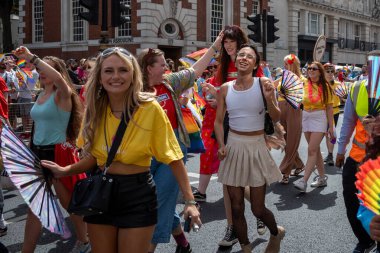 Londra / İngiltere - 29 Haziran 2024: Londra 'da düzenlenen yıllık Onur Yürüyüşü' nde insanlar yürüyüş yaptı. Kutlama, LGBTQ + topluluklarından insanları bir araya getiriyor.