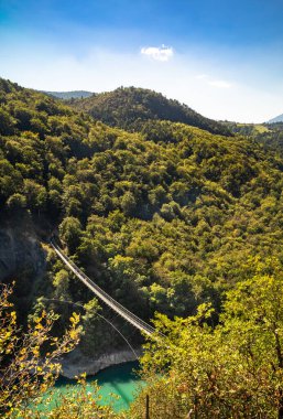 Montynard-Avignonet Gölü üzerindeki Passerelle du Drac Köprüsü 'ne (Drac Footbridge) baktığımızda, Monteynard-Avignonet, Mayres-Savel, Isere, Fransa.