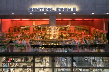 Kontrol odası B, yeniden geliştirilmiş Battersea Elektrik İstasyonu, Londson, İngiltere 'de bir bar ve restoran.