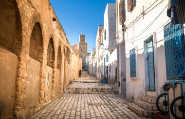 Kasbah 'a ve Susa Medine' sindeki deniz fenerine giden beyaz ve mavi evlerle dolu bir patika. Medine UNESCO 'nun Dünya Mirası Bölgesi.