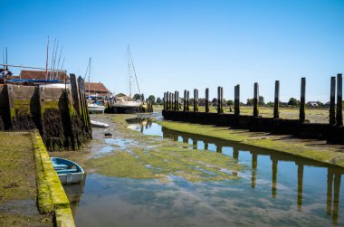 Werst Sussex, İngiltere 'deki Bosham' da Chichester Limanı 'nda Bosham Quay boyunca bir manzara.