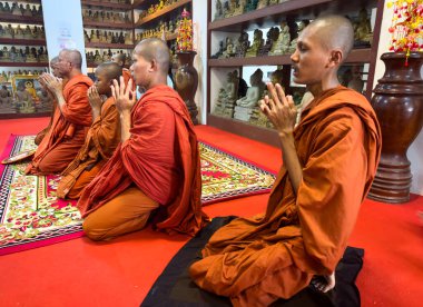 Budist rahipler Kamboçya, Phnom Penh yakınlarındaki Kandal 'daki Oudong Tapınağı' ndaki Phnom Preah Troap içinde bir tapınakta dua ediyorlar..