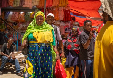 Zanzibar, Zanzibar, Tanzanya 'daki Darajani Souk' ta renkli giyimli Müslüman kadınlar