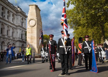 İrlandalı Protestan paramiliter Ulster Gönüllü Kuvvetleri (UVF) üyeleri alaylarının renklerini Londra, Whitehall 'daki Cenotaph savaş anıtında sergiliyorlar.
