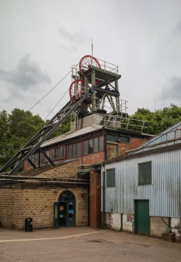 İngiltere Ulusal Kömür Madencilik Müzesi, Overton, Wakefield, Batı Yorkshire, İngiltere 'de bulunan Caphouse Colliery ve Hope Pit' in sarmal tekerlekleri ve başlığı..