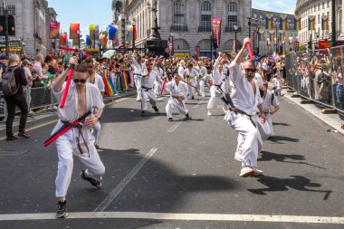 Londra / İngiltere - 29 Haziran 2024: Eşcinseller geleneksel Londra Onur Yürüyüşü 'nde dövüş sanatları gösterisi yaptılar. Kutlama, LGBTQ + topluluklarından insanları bir araya getiriyor.