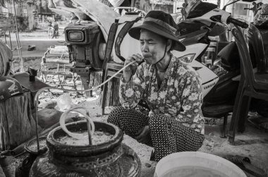 Brau etnik azınlığından bir kadın, Vietnam 'ın Orta Highlands bölgesindeki Ngoc Hoi ilçesinde Bo Y komünü, Dak Me köyünde 