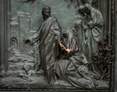 Milan 'ın Duomo' suna açılan ana kapı olan Porta Maggiore 'daki İsa' nın hayatından ayrıntılar. Kapı 1906 yılında Lodovico Pogliaghi tarafından tasarlandı..