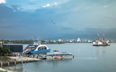 MV Kazi feribotu ve Dar es Salaam, Tanzanya 'daki Kigamboni Feribot Terminali' nde bir Seataxi feribotu.