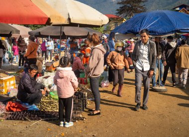 Beyaz Taylandlı etnik azınlıklar, Vietnam 'ın Hoa Binh bölgesindeki Mai Chau açık hava pazarından alışveriş yapıyorlar..