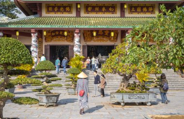 Vietnamlı ve yabancı turistler Son Tra, Danang, Vietnam 'daki Ling Ung Bai Budist pagoda' yı ziyaret ettiler..
