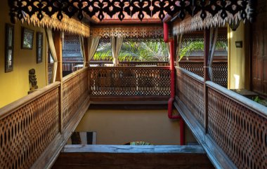 Eski bir tüccarın evi ve şimdi Tanzanya 'nın Zanzibar, Stone Town' daki oteli olan Jafferji Binası 'na yapılmış süslü ahşap ekranlar..
