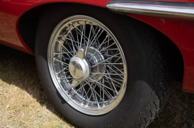 Strorrington, West Sussex, İngiltere 'de klasik bir araba fuarında sergilenen klasik bir Jagualr E-Typre spor arabasının çarkının yakın çekimi..