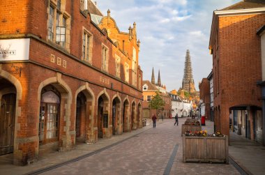 İngiltere 'nin Staffordshire kentindeki bu antik ve tarihi şehrin merkezindeki Kanal Sokağı' ndan ana kulesi restore edilen Lichfield Katedrali 'nin gündoğumunda bir manzara..