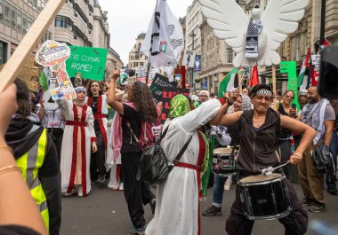 Londra, İngiltere. 18 Mayıs 2024: Göstericiler Londra 'nın merkezinde İsrail' in Gazze 'ye düzenlediği saldırılara karşı Filistin adına 76 Mart' ta Nakba 'da davul çalıp ilahi söylüyorlar. 1948 'deki 