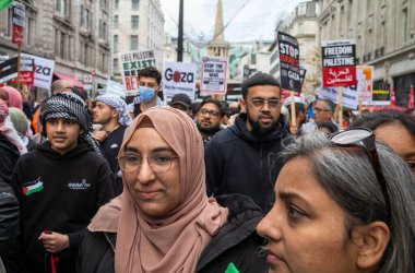 Londra, İngiltere. 14 Ekim 2023: Filistin yanlısı protestocular İsrail 'in Gazze' ye saldırılarına karşı düzenlenen bir gösteride İngiltere 'nin orta kesiminde yürüdüler.