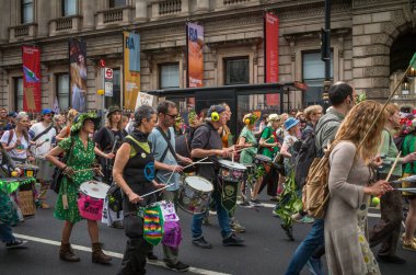 Londra / İngiltere - 22 Haziran 2024: İnsanlar Çevre Koruma için Doğayı Yenileme Yürüyüşü 'nde davul çalıyor. Yürüyüş için RSPB, WWF, National Trust, Extinction Rebellion ve diğerleri de dahil olmak üzere örgütler.