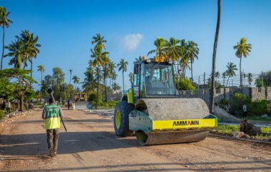 Jambiani, Zanzibar, Tanzanya 'da toprak yolu olarak bir işçi, yol silindiri ve toprak taşıma ekipmanı geliştirildi